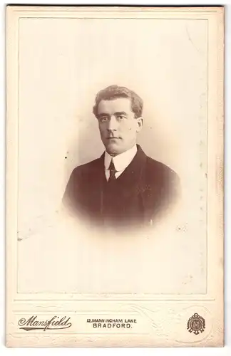 Fotografie Mansfield, Bradford, 12, Manningham Lane, Portrait charmanter Herr im eleganten Anzug