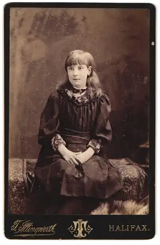 Fotografie T. Illingworth, Halifax, Portrait junges Mädchen im modischen Kleid