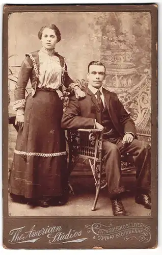 Fotografie The American Studios, Liverpool, 107 A & 120 A, Bold St., Portrait junges Paar in zeitgenössischer Kleidung