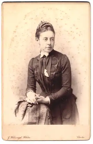 Fotografie Mr. G. Watmough Webster, Chester, 33, Bridge St. R., Portrait junge Dame im modischen Kleid
