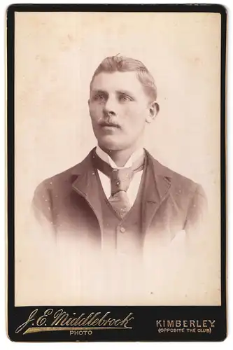 Fotografie J. E. Middlebrock, Kimberley, Portrait modisch gekleideter Herr mit Oberlippenbart