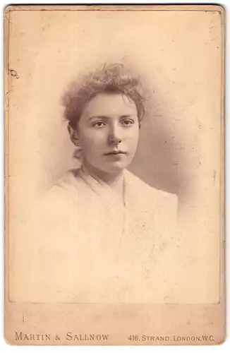 Fotografie Martin & Sallnow, London-WC, 416, Strand, Portrait junge Dame in modischer Kleidung