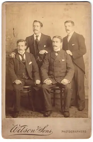 Fotografie Wilson & Sons, London, 95, Harrow Road, Portrait vier junge Herren in eleganter Kleidung
