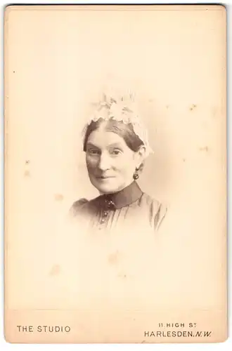 Fotografie The Studio, Harlesden-NW, 11, High St., Portrait ältere Dame mit Haube und Kragenbrosche