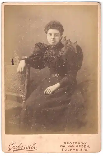 Fotografie Enrico Gabrielli, Fulham-SW, Portrait junge Dame im bestickten Kleid