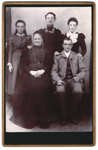 Fotografie unbekannter Fotograf und Ort, Portrait ältere Dame mit einem Herrn & vier Frauen in hübscher Kleidung