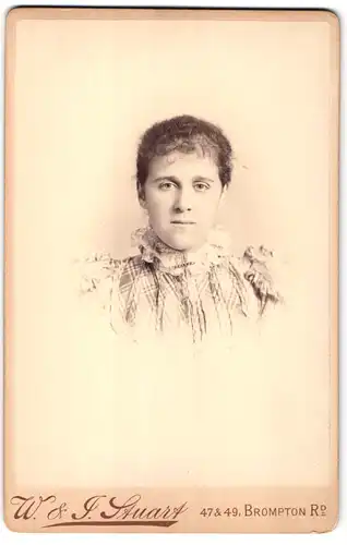 Fotografie W. & J. Stuart, London-SW, 47 & 49, Brompton Road, Portrait junge Dame mit zurückgebundenem Haar