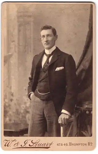 Fotografie W. & J. Stuart, London-SW, 47 & 49, Brompton Road, Portrait charmanter Herr in Anzugjacke mit Krawatte