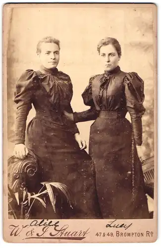 Fotografie W. & J. Stuart, London-SW, 47 & 49, Brompton Road, Portrait zwei junge Damen in eleganter Kleidung