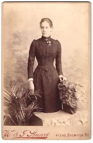 Fotografie W. & J. Stuart, London-SW, 47 & 49, Brompton Road, Portrait junge Dame im eleganten Kleid