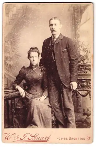 Fotografie W. & J. Stuart, London-SW, 47 & 49, Brompton Road, Portrait junges Paar in modischer Kleidung