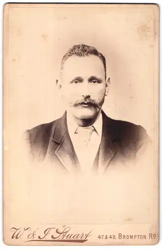 Fotografie W. & J. Stuart, London-SW, 47 & 49, Brompton Road, Portrait stattlicher Herr im Anzug mit Backenbart