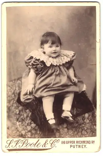 Fotografie S. J. Poole & Co., Putney, 116 Upper Richmond Rd., Portrait kleines Mädchen im hübschen Kleid