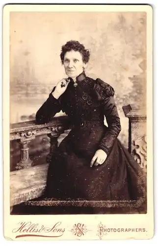 Fotografie Hellis & Sons, London-W, 211 & 213, Regent Street, Portrait ältere Dame im bestickten Kleid