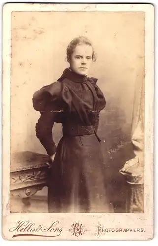 Fotografie Hellis & Sons, London-W, 211 & 213, Regent Street, Portrait junge Dame im modischen Kleid