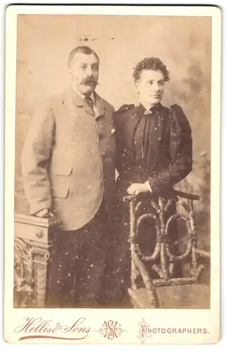 Fotografie Hellis & Sons, London-W, 211 & 213, Regent Street, Portrait bürgerliches Paar in modischer Kleidung