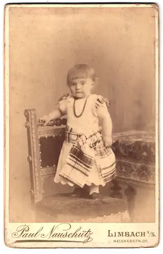 Fotografie Paul Nauschütz, Limbach i /S., Helenenstrasse 37, Portrait kleines Mädchen im hübschen Kleid