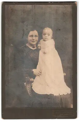 Fotografie Otto Kühn, Chemnitz i /Sa., Planitzstrasse 90, Portrait bürgerliche Dame mit einem Baby