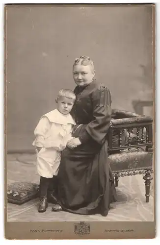 Fotografie Hans Rupprecht, Bremen, Ostertorsteinweg 49, Portrait bürgerliche Dame mit Jungen an der Hand