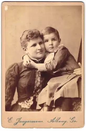 Fotografie E. Jungermann, Albany, Ga., Portrait bürgerliche Dame mit Mädchen im Arm