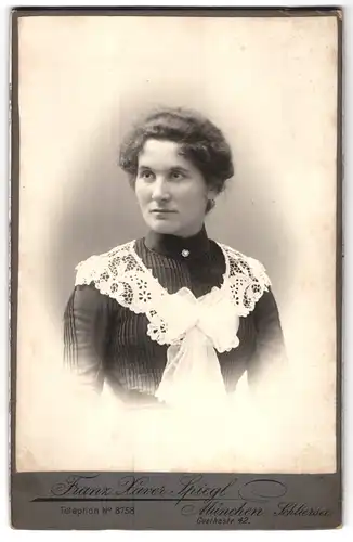 Fotografie Franz Xaver Spiegl, München, Goethestrasse 42, Portrait junge Dame im Kleid mit Spitzenkragen
