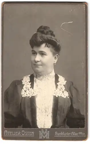 Fotografie Atelier Osten, Berlin, Frankfurter Allee 109-12, Portrait bürgerliche Dame mit Hochsteckfrisur