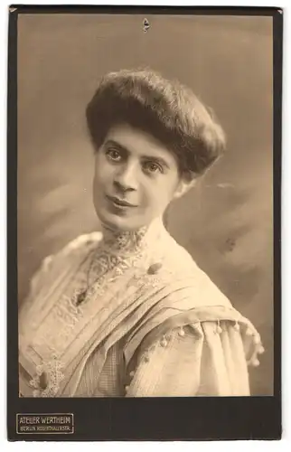 Fotografie Wertheim, Berlin, Rosenthalerstrasse, Portrait junge Dame im Kleid mit Halskette