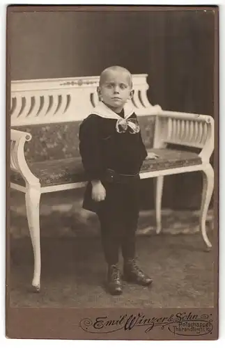 Fotografie Emil Winzer & Sohn, Potschappel, Tharandterstrasse 10, Portrait kleiner Junge im Samtanzug