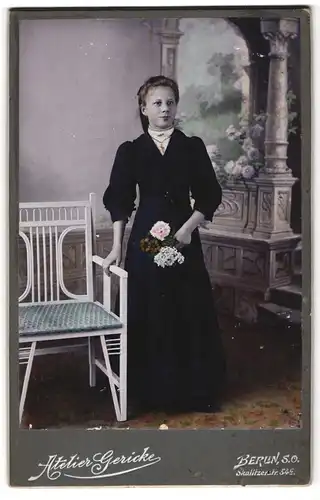 Fotografie Atelier Gericke Nachf. C. W. Steiner, Berlin, Skalitzerstrasse 54 c, Portrait junge Dame im Kleid mit Blumen