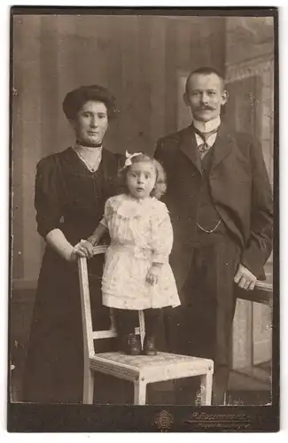 Fotografie R. Rosenkranz, Mügeln b. Dresden, Königstrasse 32, Portrait bürgerliches Paar mit kleinem Mädchen