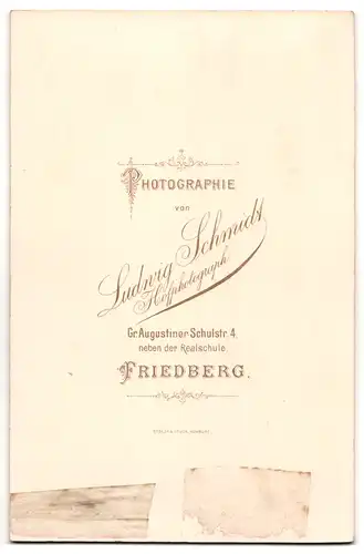 Fotografie Ludwig Schmidt, Friedberg, Gr. Augustiner-Schulstrasse 4, Portrait bürgerliches Paar mit kleiner Tochter