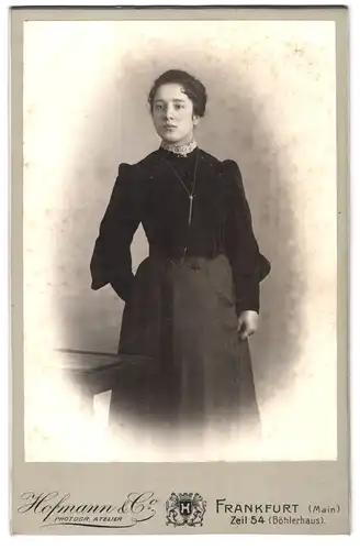 Fotografie Hofmann & Co., Frankfurt /Main, Zeil 54, Portrait junge Dame in hübscher Bluse und Rock