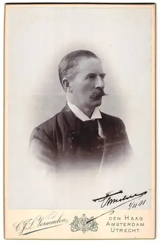 Fotografie C. J. L. Vermeulen, Utrecht, Nieuwe gracht 50, Portrait modisch gekleideter Herr mit Moustache