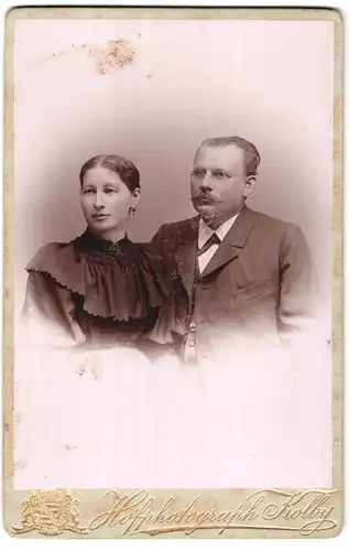 Fotografie J. F. Kolby, Plauen i /V., Portrait junges Paar in hübscher Kleidung
