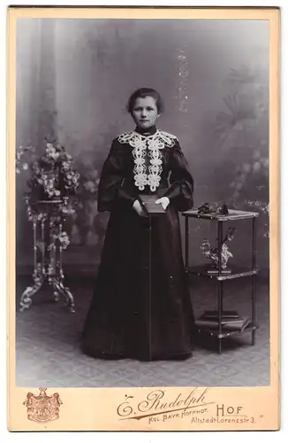 Fotografie E. Rudolph, Hof, Lorenz-Strasse 3, Portrait junges Mädchen im Kleid mit Buch