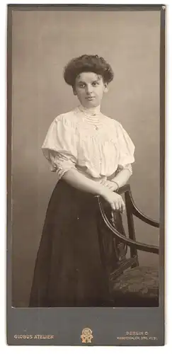 Fotografie Atelier Globus, Berlin-C, Rosenthaler Strasse 27-31, Portrait junge Dame in hübscher Bluse und Rock