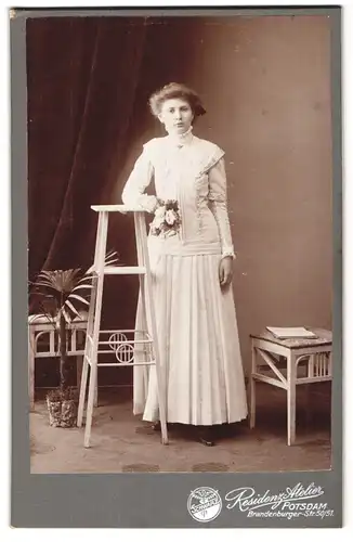 Fotografie Residenz-Atelier, Potsdam, Brandenburger-Strasse 50-51, Portrait junge Dame im weissen Kleid mit Blumen