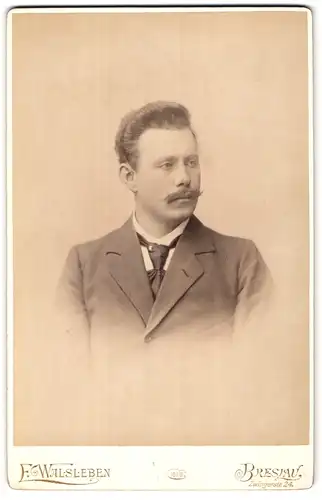 Fotografie E. Walsleben, Breslau, Zwingerstrasse 24, Portrait eleganter Herr mit Oberlippenbart