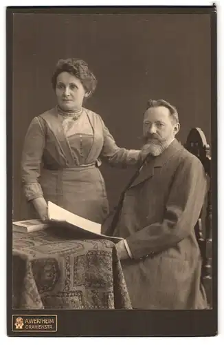 Fotografie A. Wertheim, Berlin, Oranienstrasse, Portrait älteres Paar in hübscher Kleidung mit Zeitung