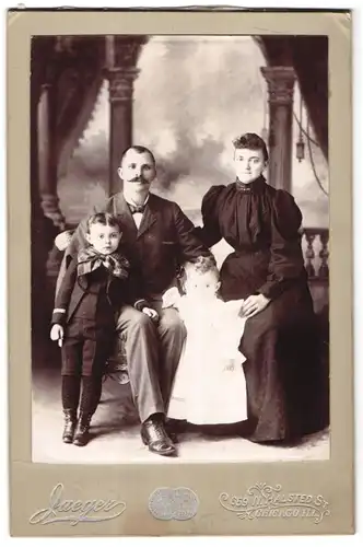 Fotografie Jaeger, Chicago, 659, North Halsted St., Portrait bürgerliches Paar mit zwei Kindern