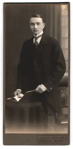 Fotografie Julius Müller, Bärenstein-Weipert, junger Mann im Anzug mit Seitenscheitel