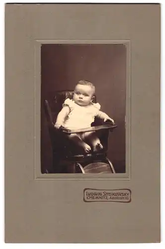 Fotografie Ludwig Steikowsky, Chemnitz, Apollostrasse 10, Kleinkind im weissen Kleidchen in einem Stuhl