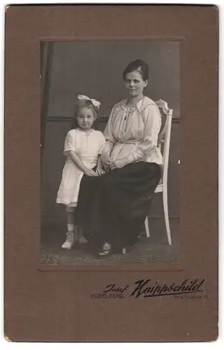 Fotografie Josef Knippschild, Heidelberg, Hauptstrasse 25, Mädchen mit weisser Schleife und der Mutter