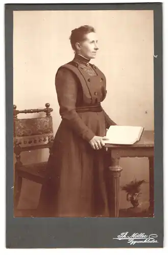 Fotografie Th. Möller, Lügumkloster, Frau im schwarzen Kleid mit Buch