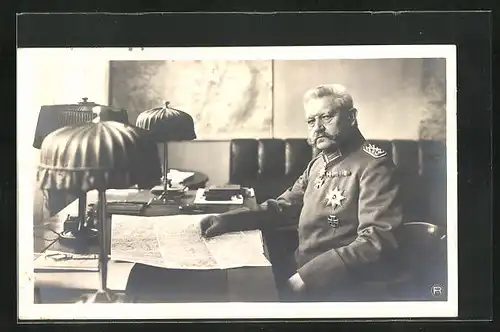 AK Paul von Hindenburg arbeitet an einer Landkarte