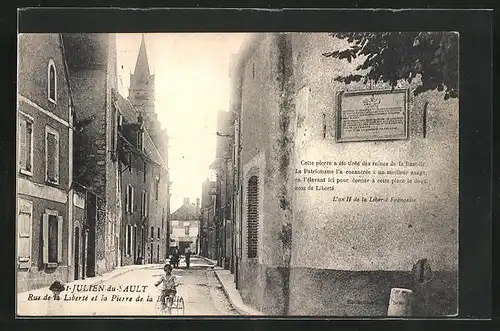 AK Saint-Julien-du-Sault, Rue de la Liberté et la Pierre de la Bastille