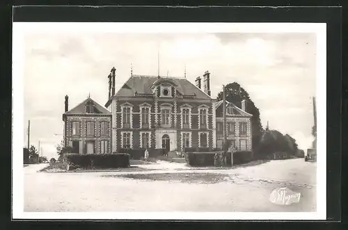 AK Chéroy, L`Hôtel-de-Ville et Groupe scolaire