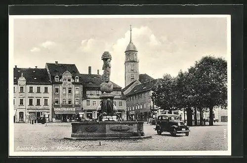 AK Bischofswerda, Marktplatz mit Brunnen, Automobil