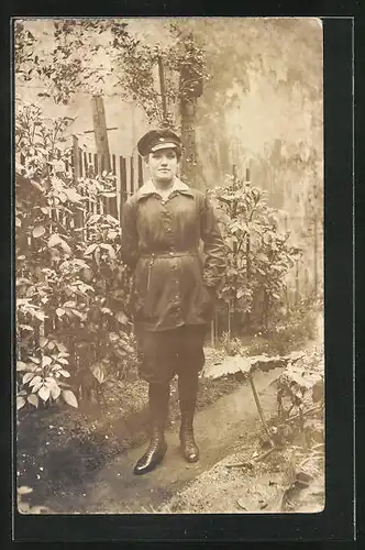 Foto-AK Eisenbahnerin in Dienstkleidung im Garten