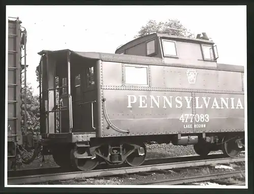 Fotografie Eisenbahn USA, Begleitwagen - Caboose Nr. 477083 der Pennsylvania Railroad / Lake Region